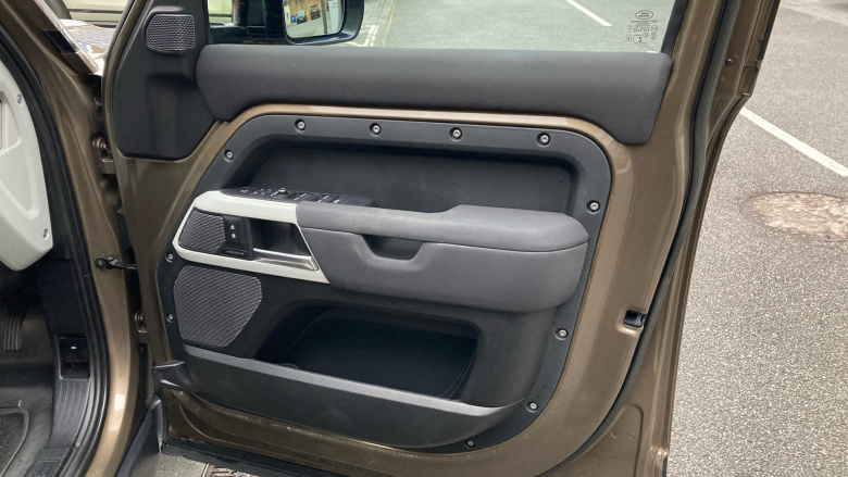 Land Rover Defender 3.0 D250 SE 110 5dr Auto [7 Seat] Diesel Estate